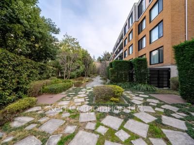  Courtyard/Greenery