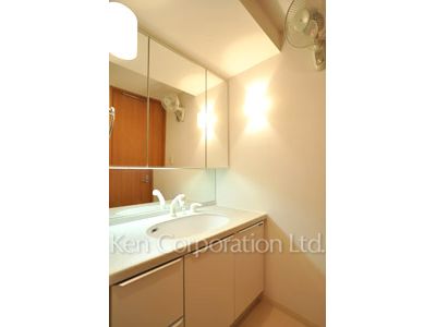 Powder Room ※Photo of the same layout on 13 floor. Decoration and fixture may differ.
