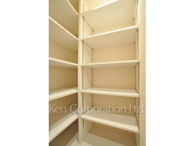 Shoes-In Closet ※Photo of the same layout on 13 floor. Decoration and fixture may differ.