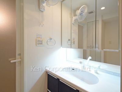 Powder Room ※Photo of the same layout on 19 floor. Decoration and fixture may differ.