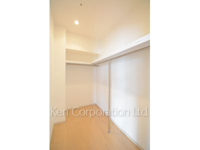 Walk-In Closet ※Photo of the same layout on 19 floor. Decoration and fixture may differ.