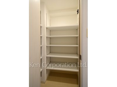 Shoes-In Closet ※Photo of the same layout on 19 floor. Decoration and fixture may differ.