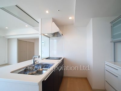 Kitchen ※Photo of the same layout on 19 floor. Decoration and fixture may differ.