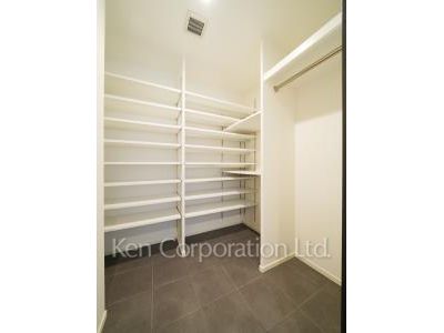 Shoes-In Closet ※Photo of the same layout on 18 floor. Decoration and fixture may differ.