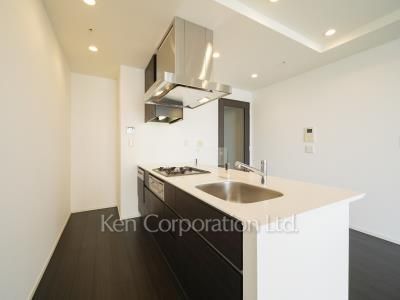 Kitchen ※Photo of the same layout on 18 floor. Decoration and fixture may differ.