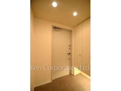 Entrance ※Photo of the same layout on 4 floor. Decoration and fixture may differ.
