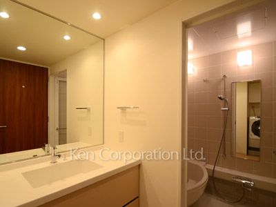 Powder Room ※Photo of the same layout on 4 floor. Decoration and fixture may differ.