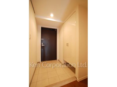 Entrance ※Photo of the same layout on 12 floor. Decoration and fixture may differ.