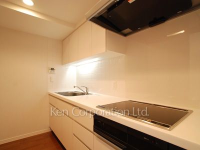 Kitchen ※Photo of the same layout on 12 floor. Decoration and fixture may differ.
