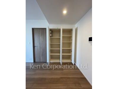 Closet ※Photo of the same layout on 13 floor. Decoration and fixture may differ.