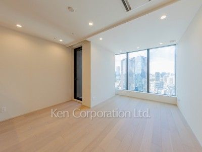 Living-Dining ※Photo of the same layout on 35 floor. Decoration and fixture may differ.