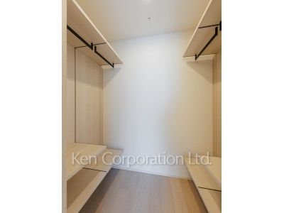 Walk-In Closet ※Photo of the same layout on 35 floor. Decoration and fixture may differ.