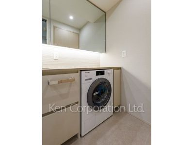 Washer-Dryer ※Photo of the same layout on 35 floor. Decoration and fixture may differ.