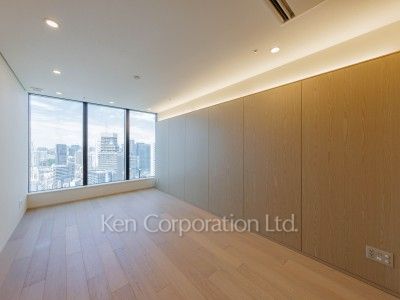 Master Bedroom ※Photo of the same layout on 35 floor. Decoration and fixture may differ.