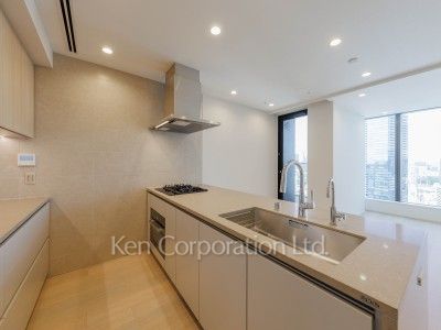 Kitchen ※Photo of the same layout on 35 floor. Decoration and fixture may differ.