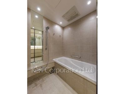 Bath ※Photo of the same layout on 35 floor. Decoration and fixture may differ.