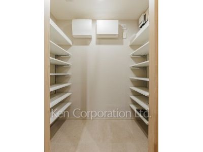 Shoes-In Closet ※Photo of the same layout on 35 floor. Decoration and fixture may differ.