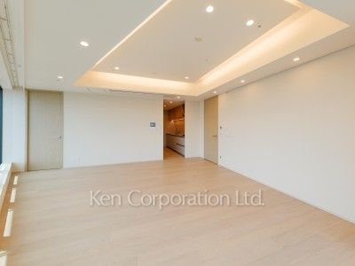 Living-Dining ※Photo of the same layout on 35 floor. Decoration and fixture may differ.