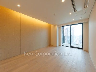 Master Bedroom ※Photo of the same layout on 35 floor. Decoration and fixture may differ.