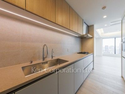 Kitchen ※Photo of the same layout on 35 floor. Decoration and fixture may differ.