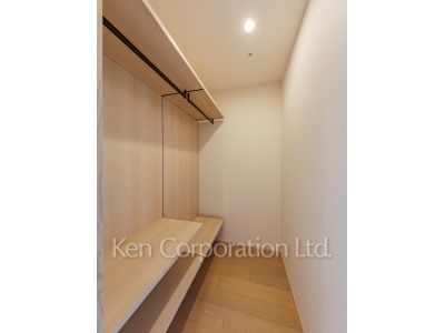 Walk-In Closet ※Photo of the same layout on 35 floor. Decoration and fixture may differ.