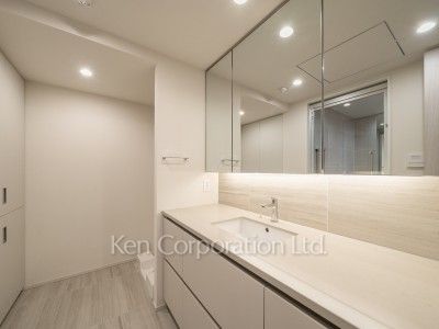 Powder Room ※Photo of the same layout on 10 floor. Decoration and fixture may differ.