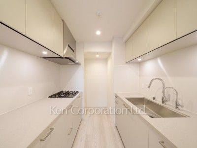 Kitchen ※Photo of the same layout on 10 floor. Decoration and fixture may differ.