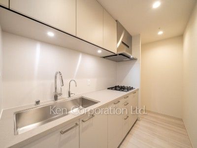 Kitchen ※Photo of the same layout on 10 floor. Decoration and fixture may differ.