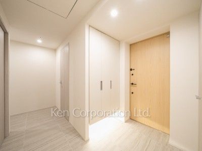 Entrance ※Photo of the same layout on 10 floor. Decoration and fixture may differ.