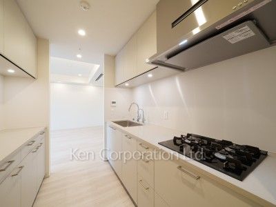Kitchen ※Photo of the same layout on 10 floor. Decoration and fixture may differ.