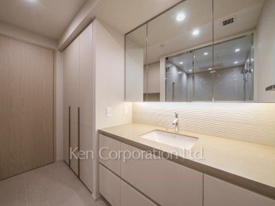 Powder Room ※Photo of the same layout on 36 floor. Decoration and fixture may differ.