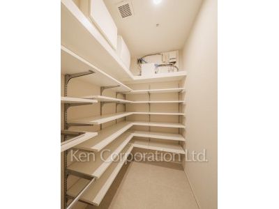 Shoes-In Closet ※Photo of the same layout on 36 floor. Decoration and fixture may differ.