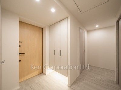 Entrance ※Photo of the same layout on 10 floor. Decoration and fixture may differ.