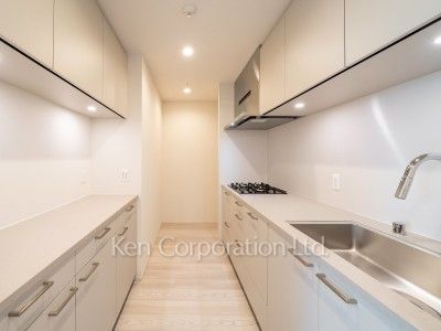 Kitchen ※Photo of the same layout on 10 floor. Decoration and fixture may differ.