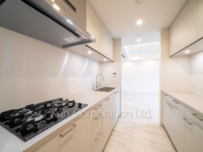 Kitchen ※Photo of the same layout on 10 floor. Decoration and fixture may differ.