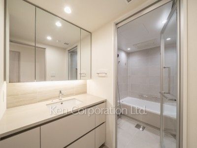 Powder Room ※Photo of the same layout on 10 floor. Decoration and fixture may differ.