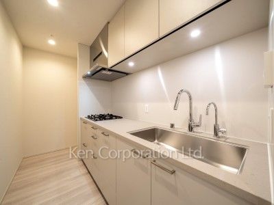 Kitchen ※Photo of the same layout on 10 floor. Decoration and fixture may differ.