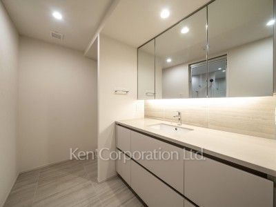 Powder Room ※Photo of the same layout on 10 floor. Decoration and fixture may differ.