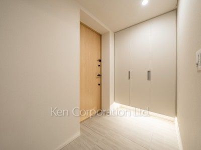 Entrance ※Photo of the same layout on 10 floor. Decoration and fixture may differ.
