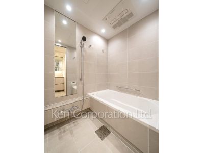 Bath ※Photo of the same layout on 10 floor. Decoration and fixture may differ.