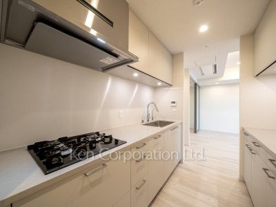 Kitchen ※Photo of the same layout on 10 floor. Decoration and fixture may differ.