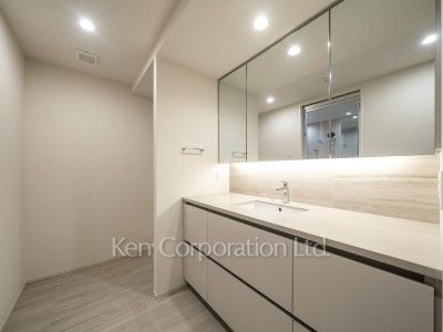 Powder Room ※Photo of the same layout on 10 floor. Decoration and fixture may differ.