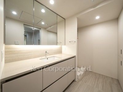 Powder Room ※Photo of the same layout on 10 floor. Decoration and fixture may differ.