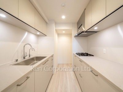 Kitchen ※Photo of the same layout on 10 floor. Decoration and fixture may differ.