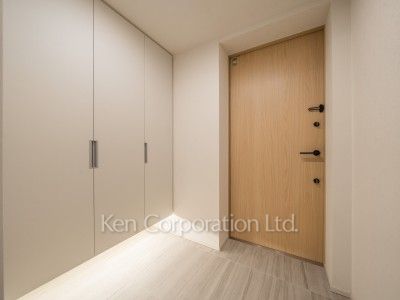 Entrance ※Photo of the same layout on 10 floor. Decoration and fixture may differ.