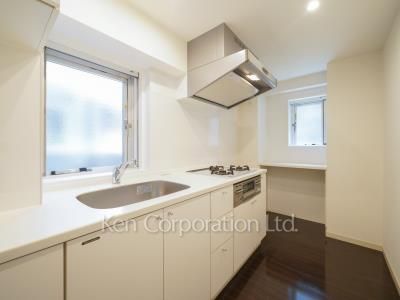 Kitchen ※Photo of the same layout on 1 floor. Decoration and fixture may differ.
